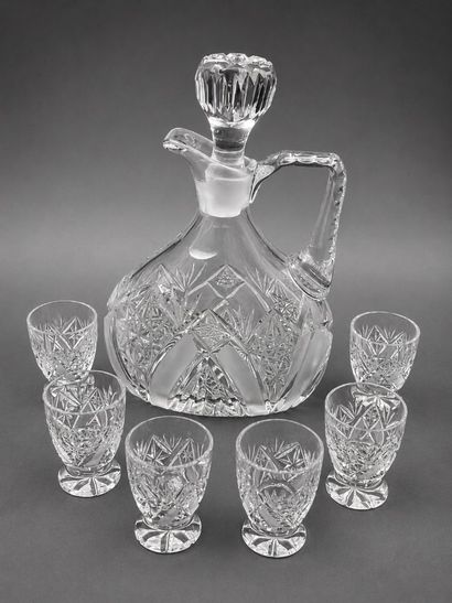Service à liqueur en verre moulé composé...