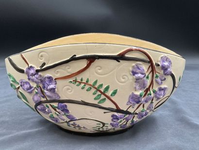 Une paire de vases et un cache pot en faïence...