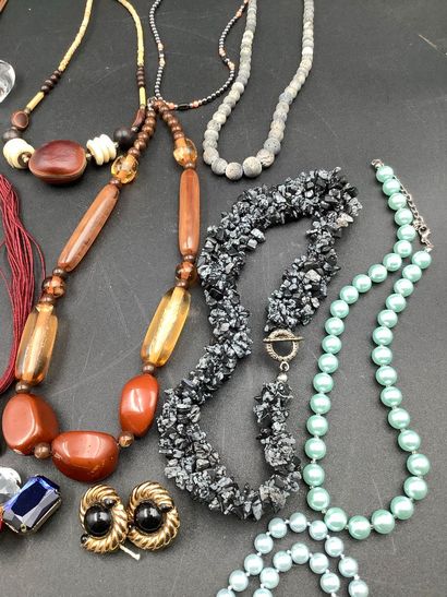 Petit lot de bijoux fantaisie, colliers,...