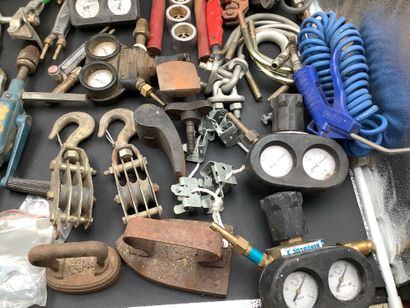 Lot d’outillage comprenant : détendeurs oxygène...