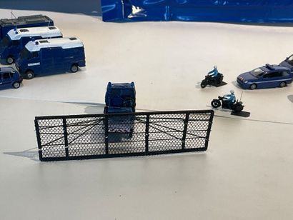 Lot de 44 miniatures de la Gendarmerie nationale...