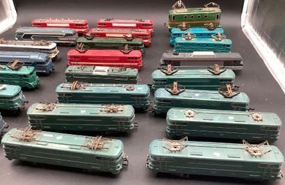 Lot de 24 locomotives de marque Hornby et...