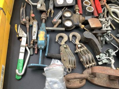Lot d’outillage comprenant : détendeurs oxygène...