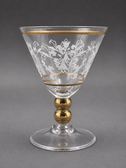 Service à liqueur en verre moulé composé...