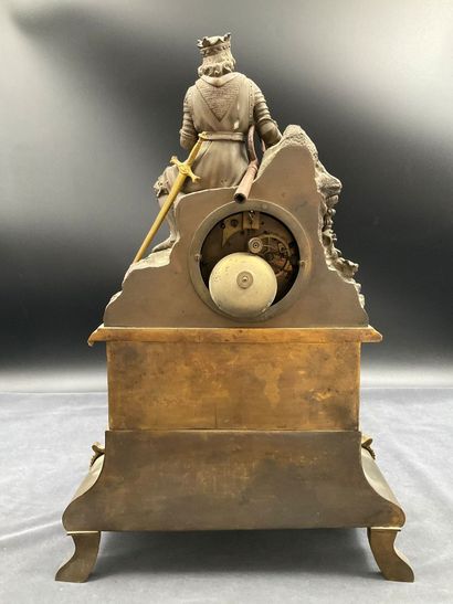 Pendule de cheminée en régule patiné et doré,...