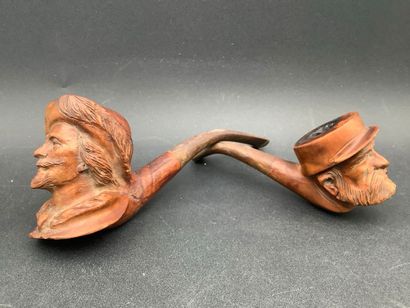 Lot de deux pipes en bois sculpté. La première...