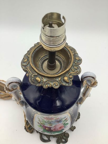Belle lampe en porcelaine et laiton, fond...