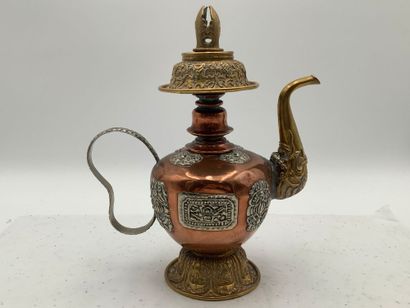 Théière d’origine tibétaine en cuivre. 
Poids...