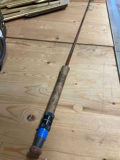 Une canne à pêche de lancer. Longueur totale...