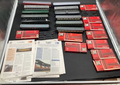 Lot de 12 wagons voyageurs de divers marque...