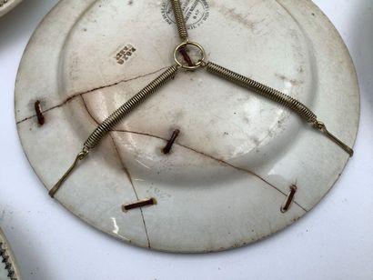 Suite de 10 assiettes en porcelaine opaque...
