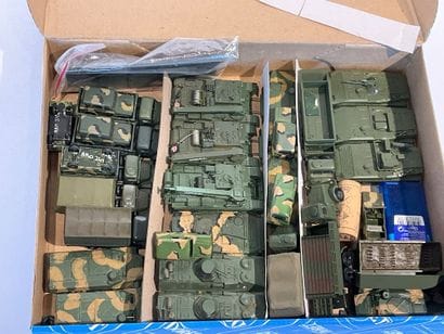 Lo de 30 véhicules militaires divers ,char...