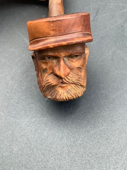 Lot de deux pipes en bois sculpté. La première...