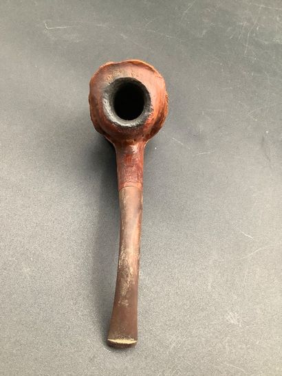 Lot de deux pipes en bois sculpté. La première...
