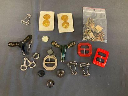 Mercerie, lot de boutons de différentes tailles,...
