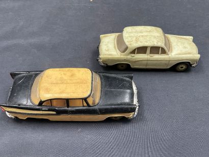 12 Petites voitures dont DINKY TOY, NOREV,...