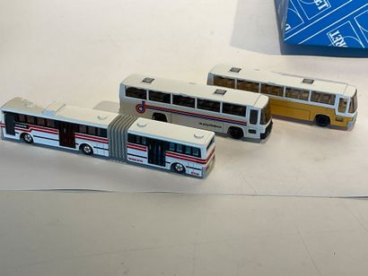 Lot de 15 véhicules, dont 3 bus ,2 camions...