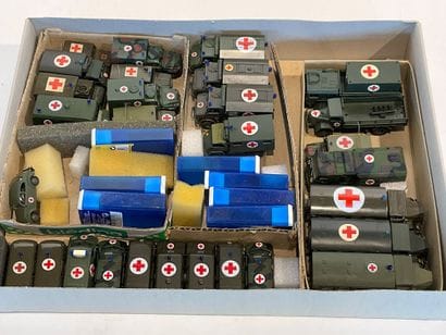 Lot de 28 ambulances miniatures. MERCEDES,RENAULT,VOLKSWAGEN...