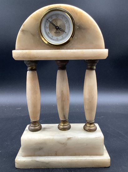 Horloge de table à colonne en albâtre et...