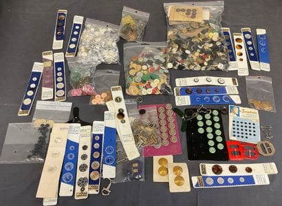 Mercerie, lot de boutons de différentes tailles,...