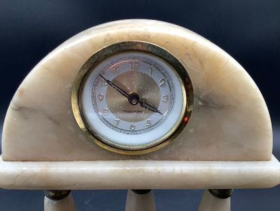 Horloge de table à colonne en albâtre et...
