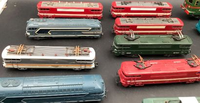 Lot de 24 locomotives de marque Hornby et...