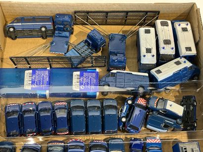 Lot de 44 miniatures de la Gendarmerie nationale...