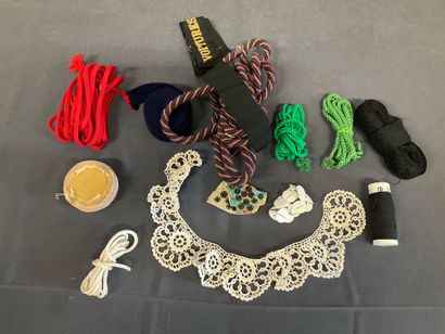 Mercerie, ensemble de napperons, dentelle...