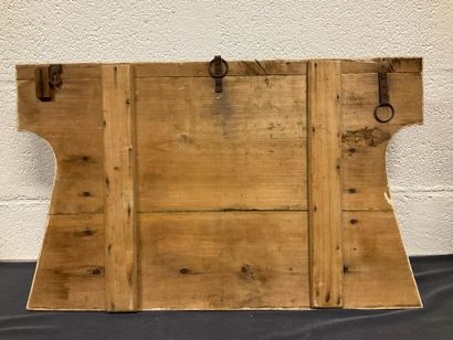 Lot d’encadrements décoratifs, d’un trépied...