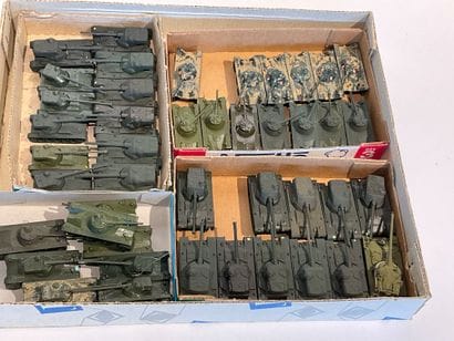Lot de 44 véhicules militaires,chars AMX...