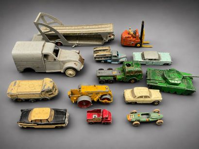12 Petites voitures dont DINKY TOY, NOREV,...