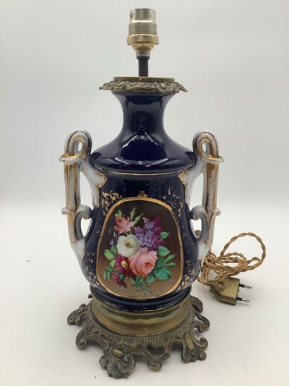 Belle lampe en porcelaine et laiton, fond...