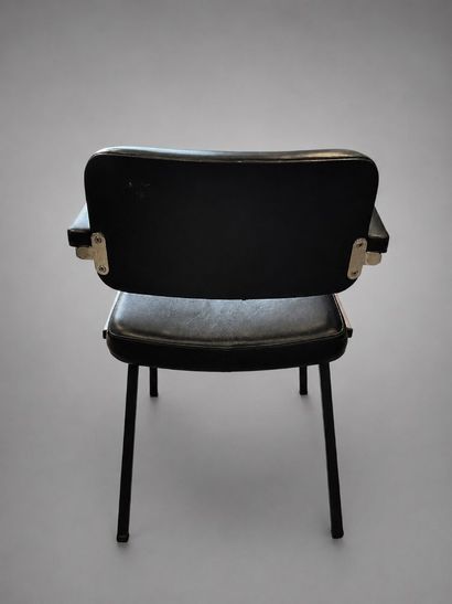 Fauteuil vintage en simili cuir noir, accoudoir...