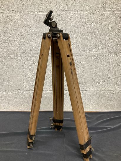 Lot d’encadrements décoratifs, d’un trépied...