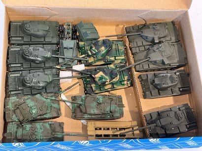 Lot de 13 chars de combat britanique CHI...
