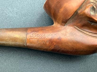 Lot de deux pipes en bois sculpté. La première...