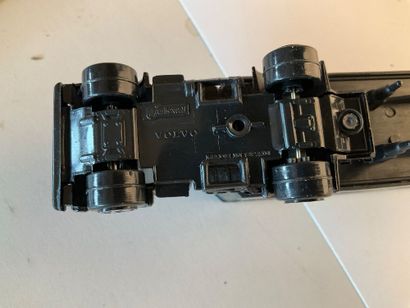 Lot de 10 camions semi-remorques VOLVO