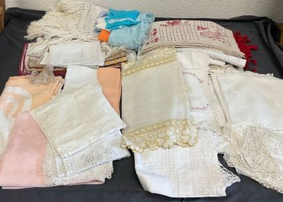 Lot de taies d’oreiller, nappes, chemins...