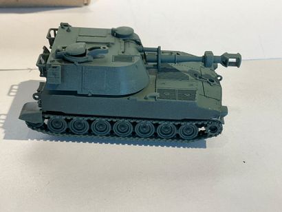Lot de 24 mini tanks M109 en l état