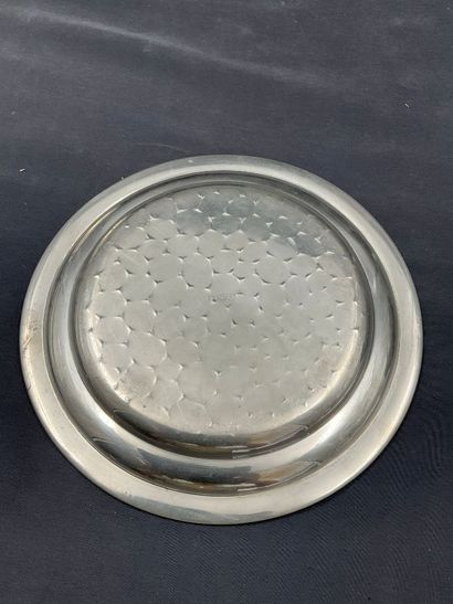 Lot d’étain comprenant 2 assiettes (14 et...