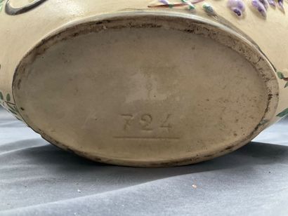 Une paire de vases et un cache pot en faïence...