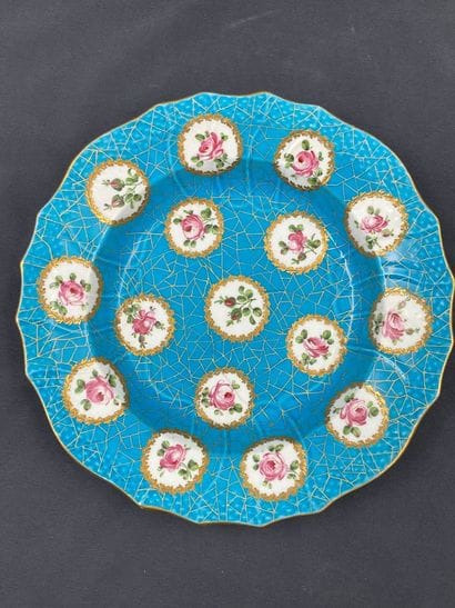 Assiette manufacture de Sèvres décor de fleurs....