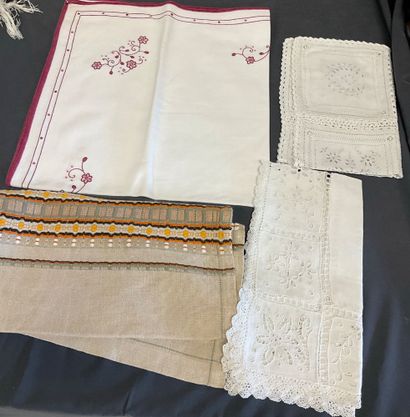 Lot de taies d’oreiller, nappes, chemins...