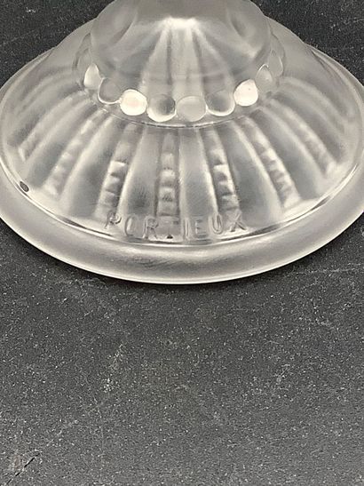 Petite coupe en cristal dépoli de la cristallerie...