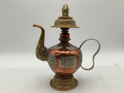 Théière d’origine tibétaine en cuivre. 
Poids...