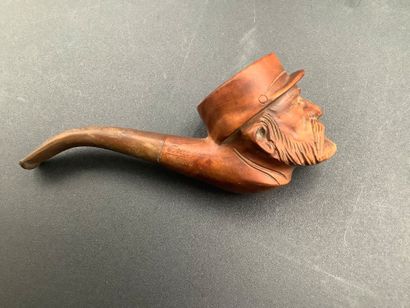 Lot de deux pipes en bois sculpté. La première...