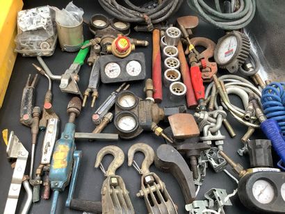 Lot d’outillage comprenant : détendeurs oxygène...