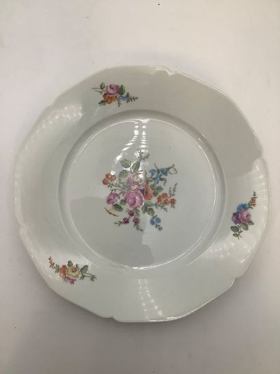 Assiettes et plat de la Manufacture de Sèvres,...