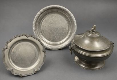 Lot d’étain comprenant 2 assiettes (14 et...