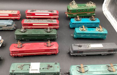 Lot de 24 locomotives de marque Hornby et...